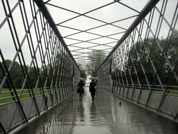 Carina und Käthe mit ihren Schirmen auf der Brücke zum Blackfield Festival