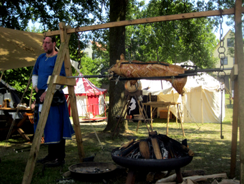 Xanten, Schwein am Spieß